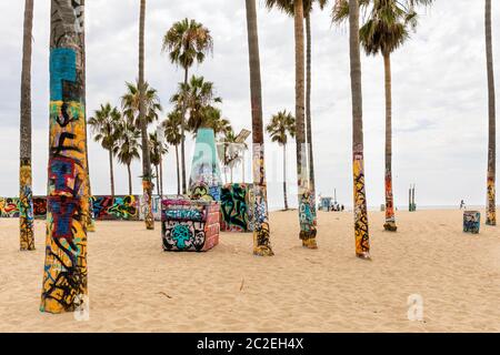 Venice Beach, mit seinen Graffiti verzierten Palmen und Wänden. Stockfoto