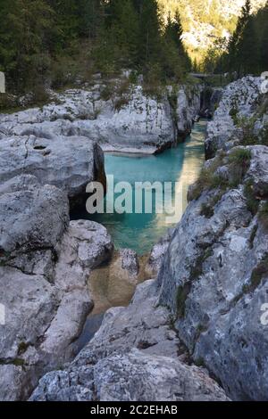 Velika Korita oder große Schlucht des Flusses Soca, Bovec, Slowenien im Herbst. Schlucht, national. Stockfoto