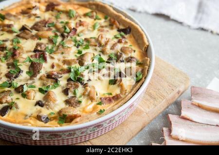 Hausgemachte Quiche Lorraine mit Huhn, Pilzen, Käse und Speck. Törtchen mit Huhn. Chicken Pie. Mushroom pie/ Stockfoto