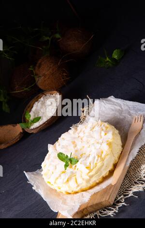 Ein einfacher Quark-Kokosnuss-Kuchen aus der Zinn Stockfoto