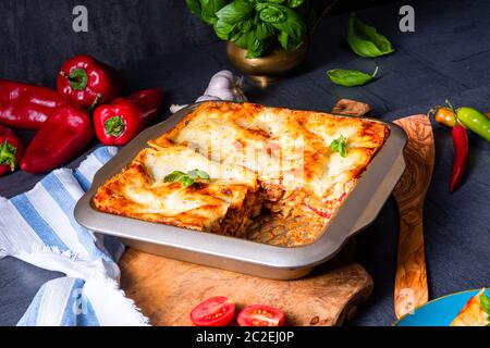 Rustikales würziges Lasagne mit Basilikum auf der Zinn. Stockfoto