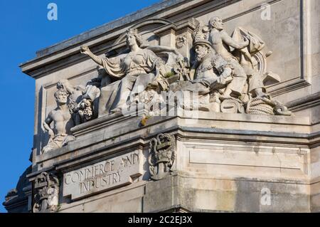 Skulptur aus Handel und Industrie von Paul Raphael Montford. Cardiff Crown Court, Cathays Park, Cardiff, Wales. Stockfoto