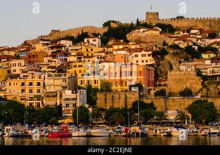 Gesamtansicht der Burg dominiert das Stadtbild von Kavala Griechenland Stockfoto