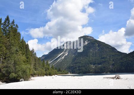 Panoramablick auf den See von Predil in Italien nahe der österreichischen Grenze und der Stadt Tarvisio Stockfoto