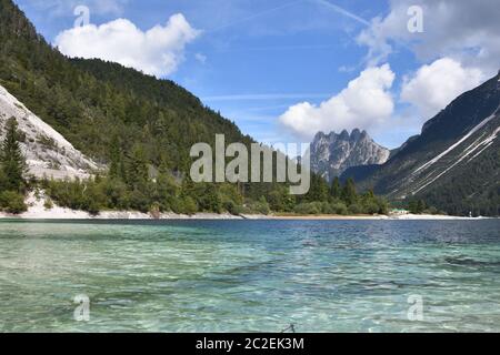 Panoramablick auf den See von Predil in Italien nahe der österreichischen Grenze und der Stadt Tarvisio Stockfoto