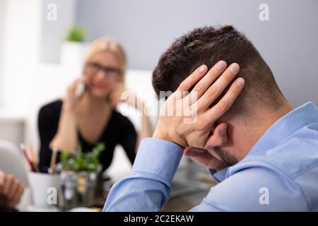 Unternehmer schließen seine Ohren immer gestört durch Anrufe von seinem Partner Stockfoto