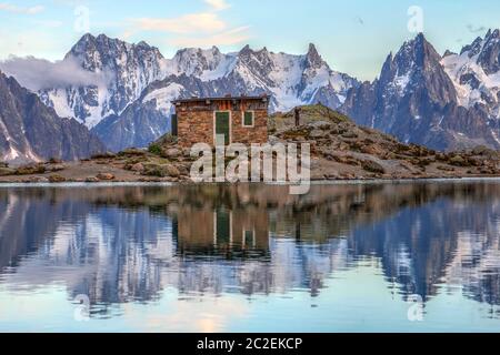 Landschaft mit dem alten Schutz vom Lac Blanc vor einer majestätischen Kulisse der Grandes Jorasses Gipfel des Mont Blanc Massif, Europäische Alp Stockfoto