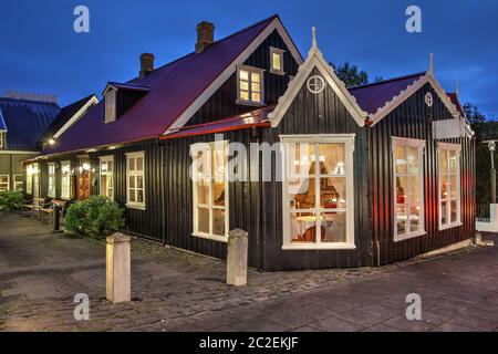 Traditionelles altes Haus in der Laugavegur Straße in Reykjavik, Island in der Dämmerung. Stockfoto