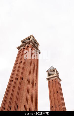 47 Meter hohe venezianische Türme auf der Plaza de La Liga in Barcelona gegen den Himmel. Stockfoto