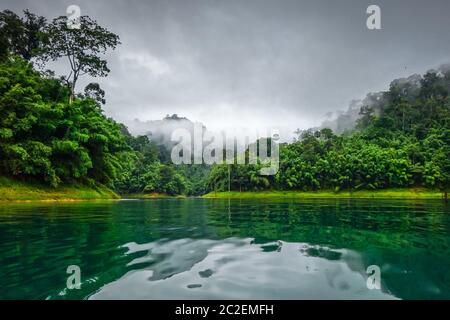 Misty Morning auf Cheow Lan Lake in Khao Sok Nationalpark, Thailand Stockfoto