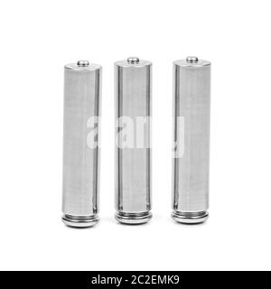 Drei AAA-Batterien auf weißem Hintergrund mit Freistellungspfad isoliert Stockfoto