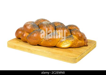 Frische ganze challah Brot auf Schneidebrett auf weißem Hintergrund mit Freistellungspfad isoliert Stockfoto