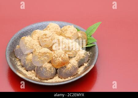 Japanische Süßwaren, Warabi mochi traditionelle Spezialitäten Stockfoto