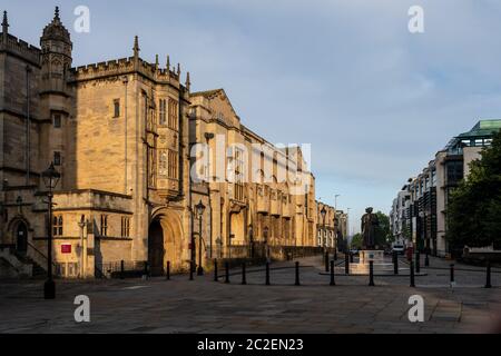 Das Licht der Morgenröte fällt auf die gotische Fassade der Central Library von Bristol auf dem College Green. Stockfoto