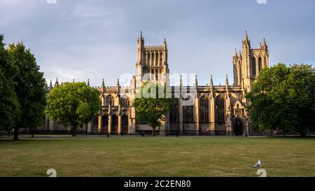 Das Licht fällt auf die Bristol Cathedral neben dem College Green. Stockfoto