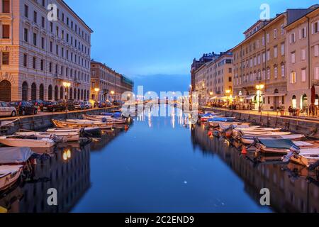 Blick auf den Canal Grande in Triest, Italien bei Nacht. Stockfoto