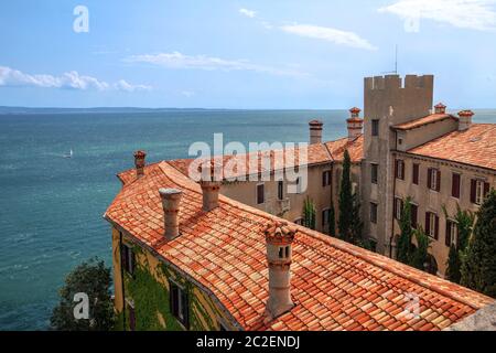 Schloss Duino mit Blick auf den Golf von Triest an der Adria in Italien. Stockfoto