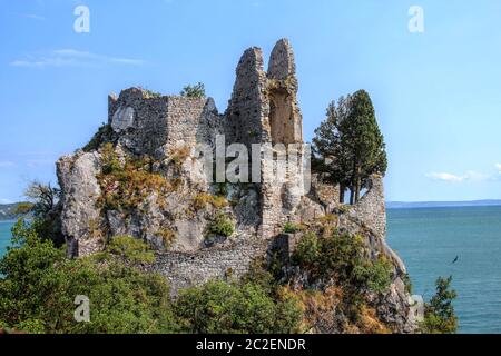 Die Ruinen des alten Schlosses Duino in der Nähe von Triest, Italien. Stockfoto