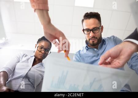 Low Angle View Diverse Executive Gruppe von Menschen über die Ideen und Pläne Stockfoto