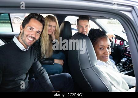 Happy Portrait von lächelnden Multi Rasse Freunde im Auto sitzen Stockfoto