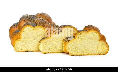 Frisch geschnittene challah Brot auf weißem Hintergrund mit Freistellungspfad isoliert Stockfoto