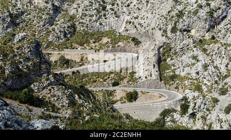 Scharfe Kurven auf dem Serpentine in die Berge des Tramuntana Gebirges auf der spanischen Baleareninsel Mallorca Stockfoto