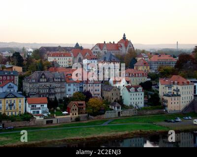 Blick vom Schloss Meißen in Sachsen, über die Elbe zum historischen Schulfranziskaneum Stockfoto