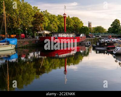 Das John Sebastian Lightship liegt zwischen Yachten und Hausbooten im Bathurst Basin, Teil von Bristol's Floating Harbour. Stockfoto