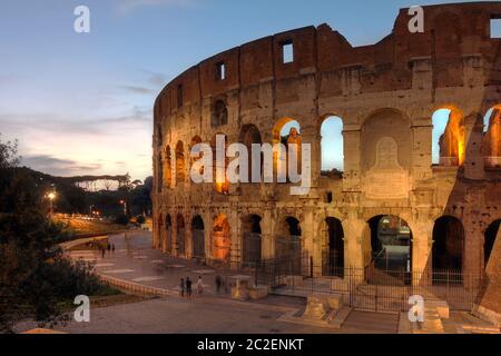 Blick auf das berühmte Colloseum in Rom, Italien bei Sonnenuntergang. Stockfoto