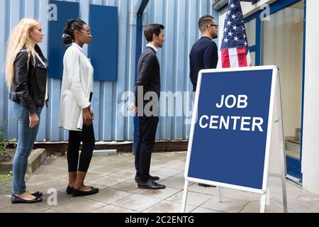 Gruppe von Geschäftsleuten Stehen in der Zeile vor dem Job Center Stockfoto