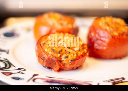 Tomaten mit Reis, Backreis in den Tomaten Stockfoto