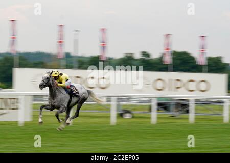 ASCOT, ENGLAND - JUNI 17: Andrea Atzeni auf Fujaira Prince gewinnt am 17. Juni 2020 in Ascot, England, die Copper Horse Handicap Stakes auf der Ascot Racecourse. Die Königin wird es versäumen, Royal Ascot zum ersten Mal in ihrer 68-jährigen Regierungszeit persönlich zu besuchen. Ihre Majestät soll die Rennen von zu Hause aus im Schloss Windsor beobachten, aber sie wird nicht teilnehmen können, da das Treffen aufgrund der Pandemie Covid-19 hinter verschlossenen Türen weitergeht. (Foto von Alan Crowhurst/Getty Images) Stockfoto