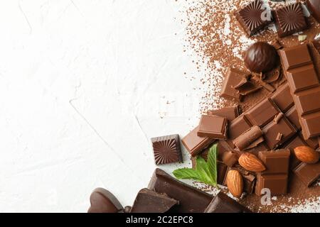 Schokolade, geschmolzene Schokolade, Kaffee und Mandel auf weißem Hintergrund Stockfoto