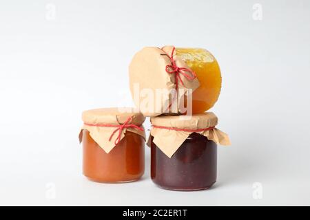 Glasgefäße mit Marmelade auf weißem Hintergrund. Süßes Essen Stockfoto