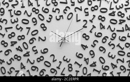Uhr mit gemischten und verwirrenden Zahlen in einer chaotischen Weise auf dem Zifferblatt. Kreative konzeptionelle Illustration. 3D-Rendering Stockfoto