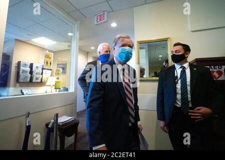 Die Senatorin der Vereinigten Staaten, Lindsey Graham (Republikaner von South Carolina) und der Senator der Vereinigten Staaten, John Cornyn (Republikaner von Texas), treffen am Mittwoch, den 17. Juni 2020, zu einer Pressekonferenz im US-Kapitol in Washington, DC, USA ein. Quelle: Stefani Reynolds/CNP /MediaPunch Stockfoto