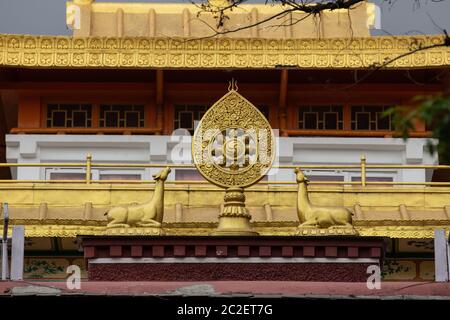 Das Dach des buddhistischen Tempels im Norbulinka-Institut in Dharamsala Indien Stockfoto
