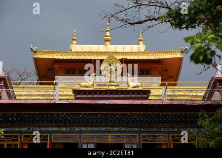 Das Dach des buddhistischen Tempels im Norbulinka-Institut in Dharamsala Indien Stockfoto