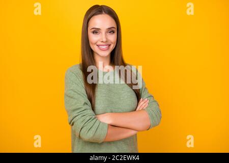 Gedreht Foto von fröhlich smart Mädchen Kreuz Hände bereit entscheiden Arbeit Job Entscheidungen tragen stilvolle moderne Pullover isoliert über hellen Hintergrund Farbe Stockfoto