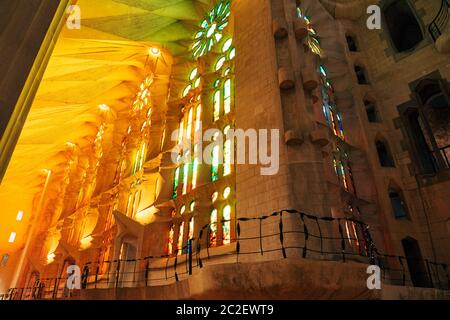 Buntfenster aus der Sagrada Familia in Barcelona, Spanien. Stockfoto