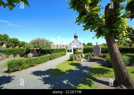 Schleswig, Deutschland. Juni 2020. 16.06.2020, Schleswig, die Fischersiedlung Holm in der Altstadt von Schleswig mit dem zentralen Friedhof und der Friedhofskapelle des Holmer beliebt. Foto an einem schönen Frühlingstag. Der Name der Siedlung basiert auf dem norddeutschen oder dänischen Wort Holm. Es bedeutet kleine Insel. Quelle: dpa/Alamy Live News Stockfoto