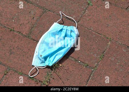 Schleswig, Deutschland. Juni 2020. 16.06.2020, Schleswig, eine achtlos weggeworfene, benutzte Mund- und Nasenmaske auf einem gepflasterten Weg am Rathaus in Schleswig. Quelle: dpa/Alamy Live News Stockfoto