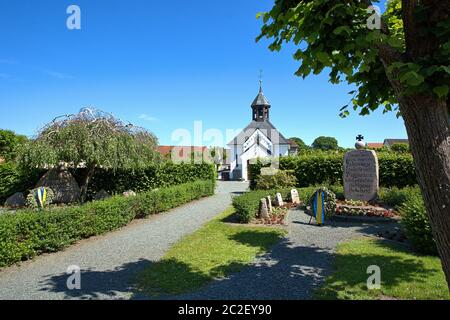 Schleswig, Deutschland. Juni 2020. 16.06.2020, Schleswig, die Fischersiedlung Holm in der Altstadt von Schleswig mit dem zentralen Friedhof und der Friedhofskapelle des Holmer beliebt. Foto an einem schönen Frühlingstag. Der Name der Siedlung basiert auf dem norddeutschen oder dänischen Wort Holm. Es bedeutet kleine Insel. Quelle: dpa/Alamy Live News Stockfoto