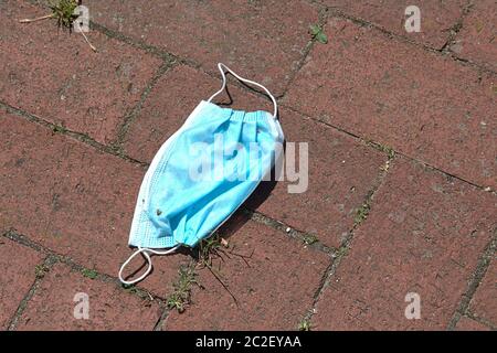 Schleswig, Deutschland. Juni 2020. 16.06.2020, Schleswig, eine achtlos weggeworfene, benutzte Mund- und Nasenmaske auf einem gepflasterten Weg am Rathaus in Schleswig. Quelle: dpa/Alamy Live News Stockfoto