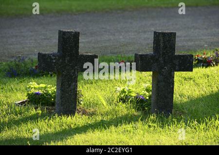 Zwei Steinkreuze in einem Militärfriedhof Stockfoto