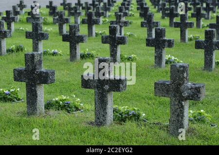 Reihen von Steinkreuzen in einem Militärfriedhof Stockfoto