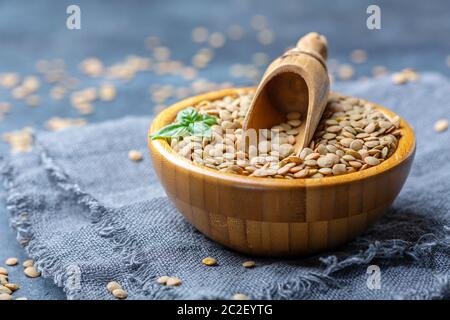 Braune Bio getrocknete Linsen in einer Holzschale. Stockfoto