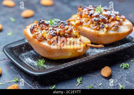 Birnen mit Nüssen, Rosinen und Gewürzen. Stockfoto