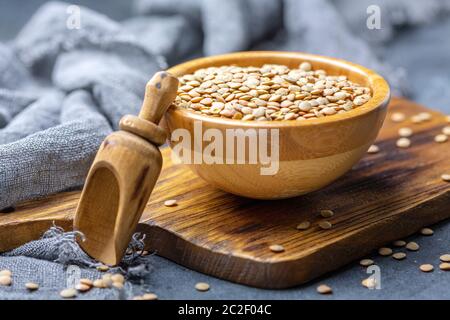Trockene braune Linsen in eine hölzerne Schüssel. Stockfoto