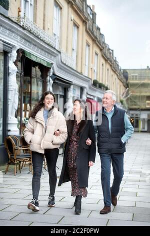 Ein Familienspaziergang auf dem Montpellier Walk in Cheltenham, Großbritannien Stockfoto